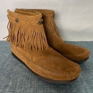 Minnetonka Bootie 7.5 Light Brown Venice Suede Leather Fringe Trim Hard Sole